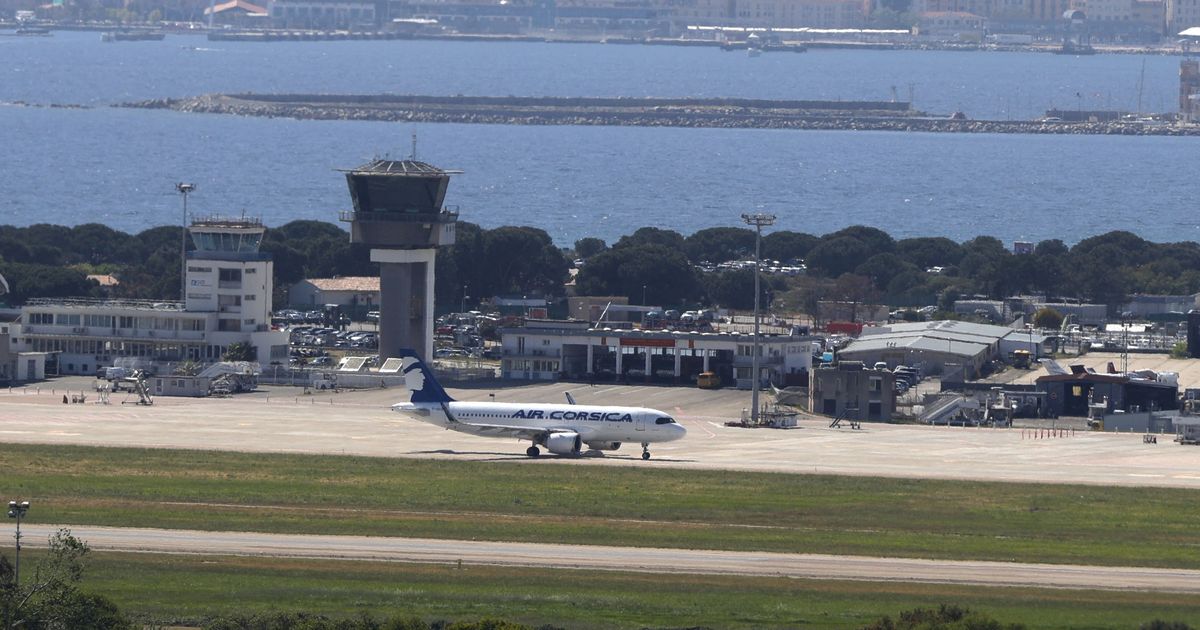Air traffic control blunder leaves passenger jet unable to land and stranded in mid-air - The Mirror