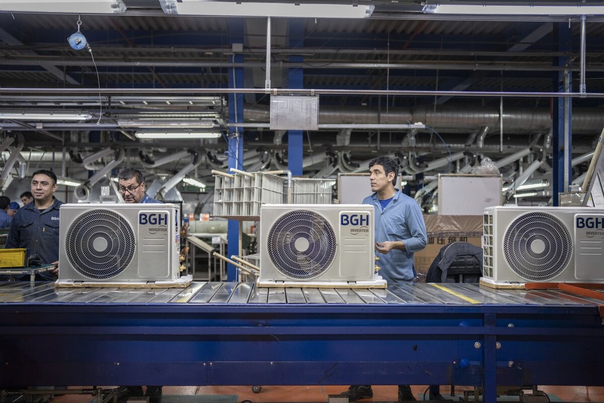 Argentina Unemployment Falls in Reprieve for Economy and Milei