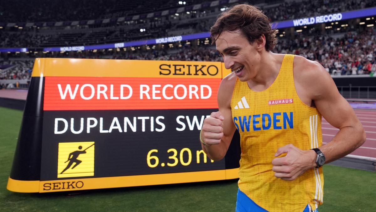Armand Duplantis breaks pole vault world record for 14th time to capture third world championship title
