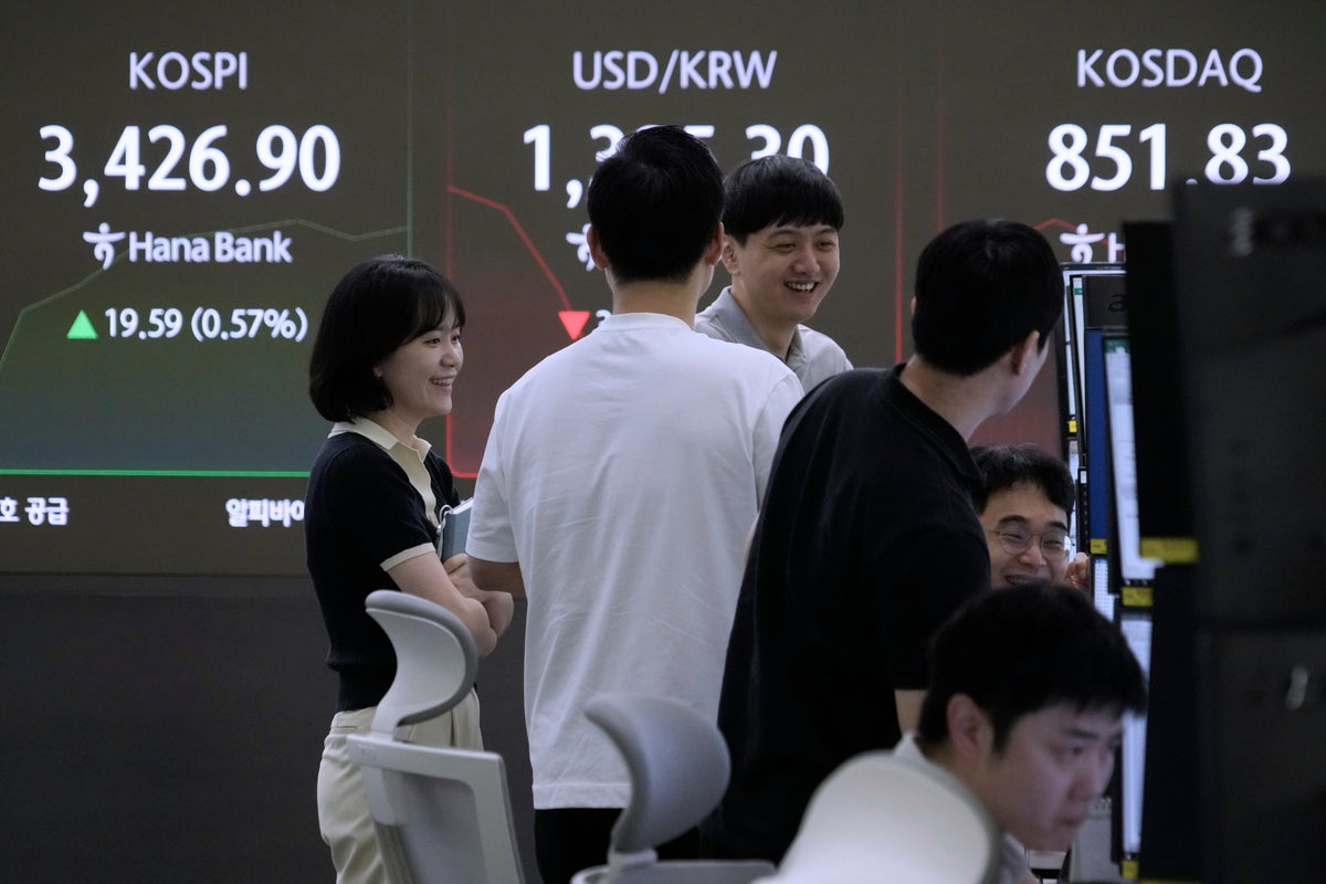 Asian shares trade mixed after Wall Street sets new records