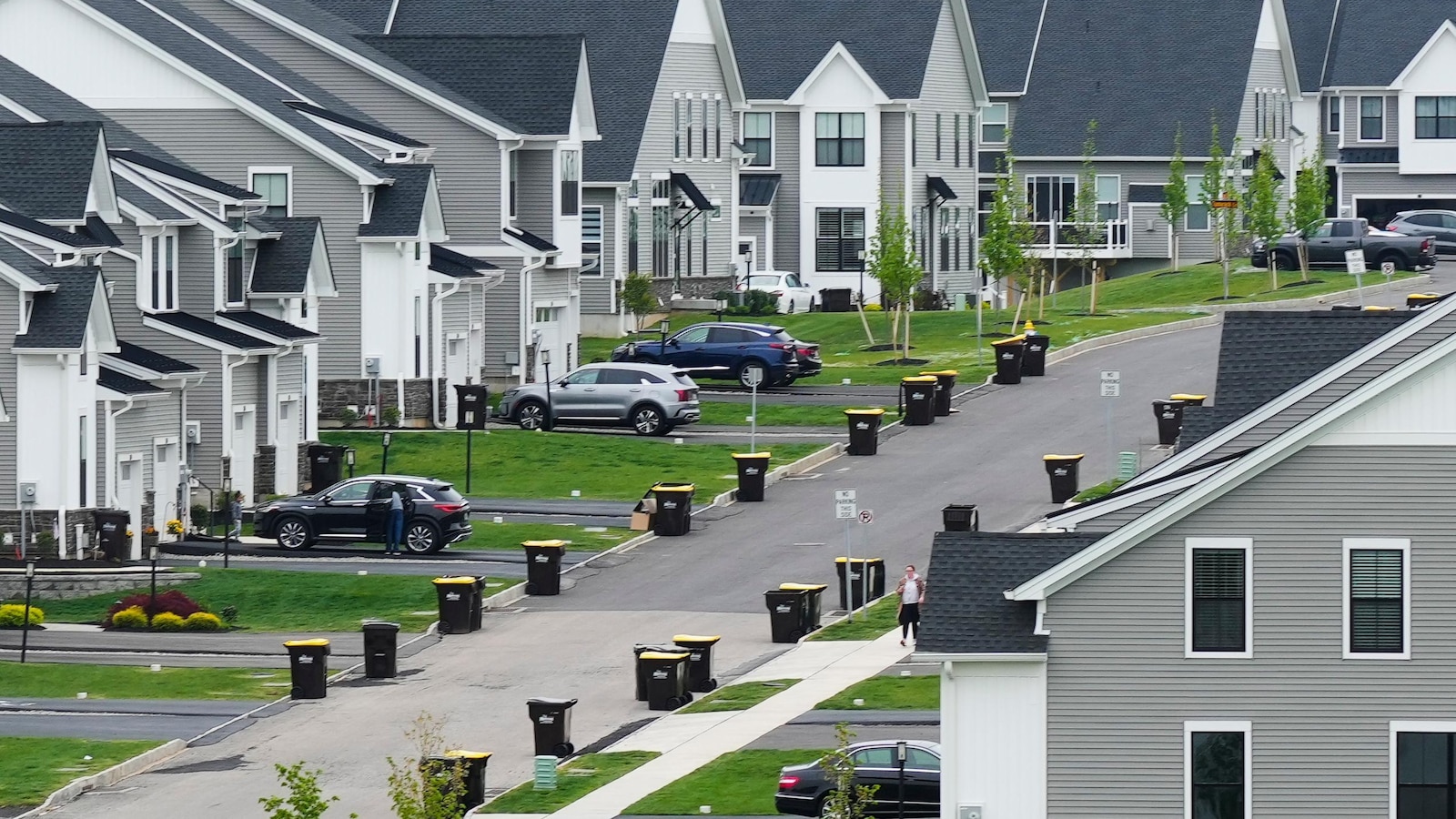 Average rate on a 30-year mortgage falls again, dips to lowest level since early October