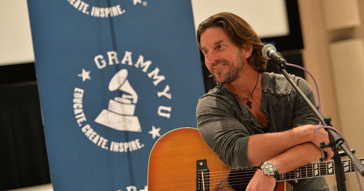 Award-winning music icon dies aged 57 in tragic plane crash as tributes flood in