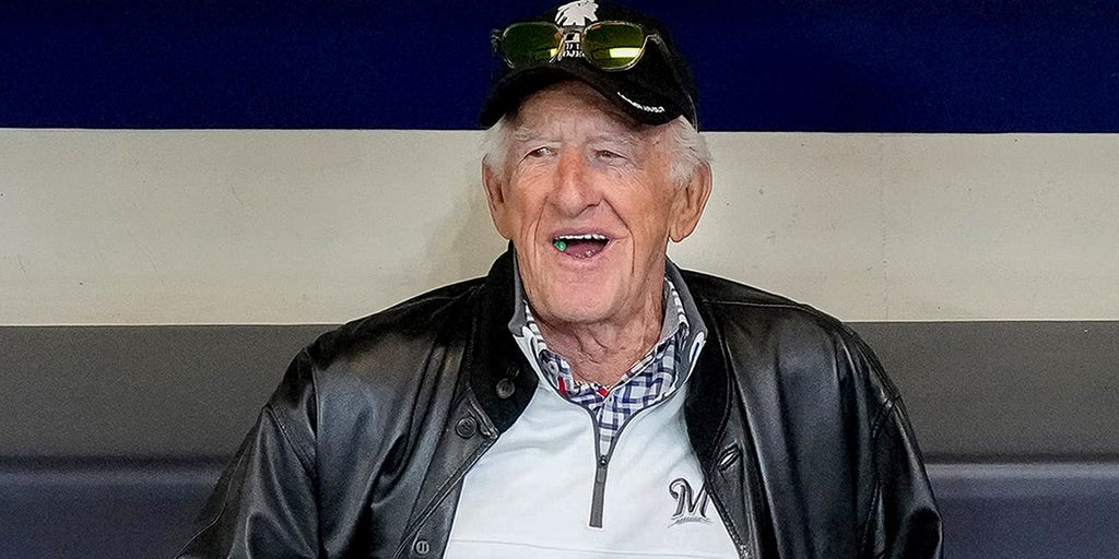 Brewers manager reads touching Bob Uecker letter after team clinches postseason berth