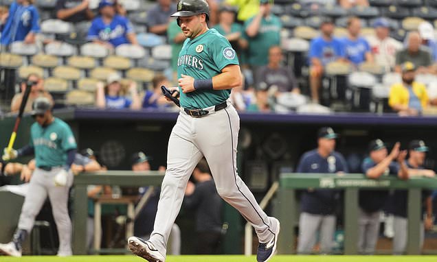 Cal Raleigh breaks Mickey Mantle's switch-hitter homer record with...