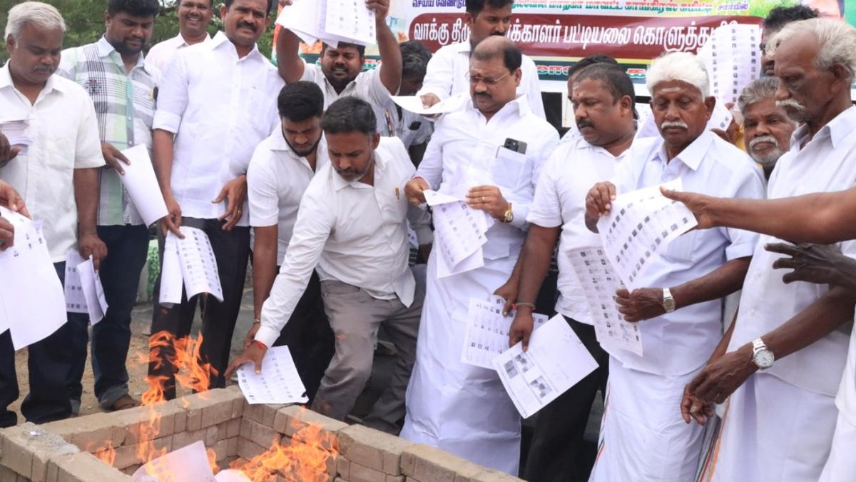 Congress cadre burn electoral roll copies against mass deletion of voters
