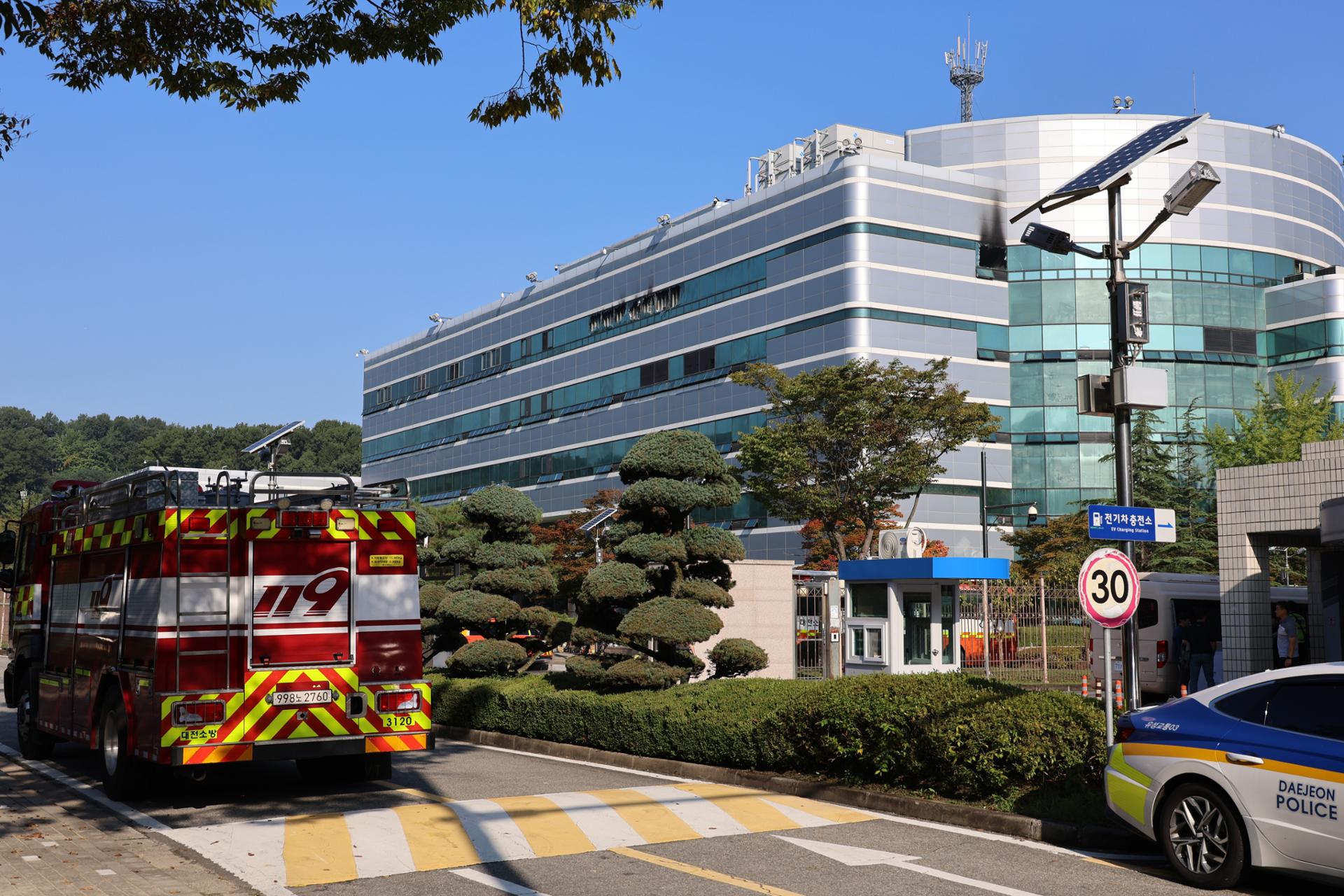 Citizens brace for prolonged disruptions after blaze knocks out gov't data center - The Korea Times