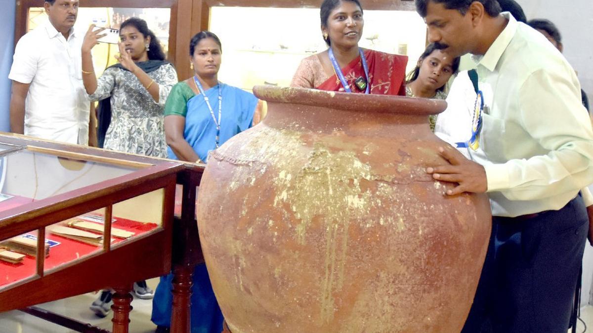 District Collector explores Erode's cultural and historical sites with schoolchildren