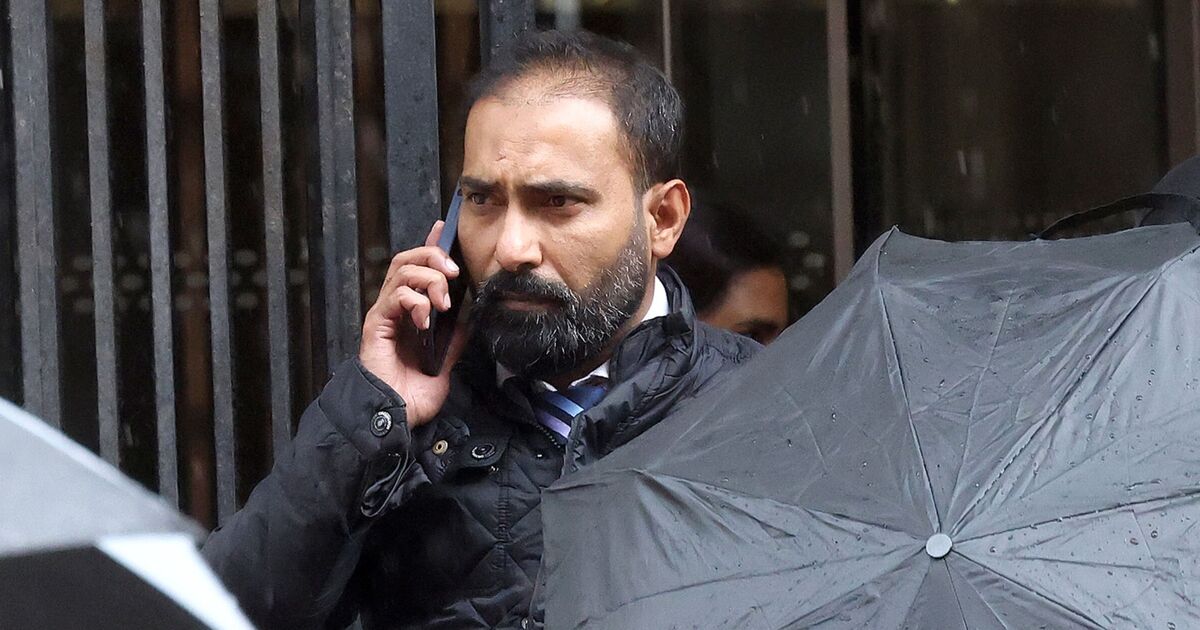 Doctor who left patient on operating table to have sex with nurse handed warning