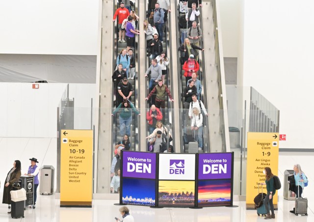 Equipment issue delays hundreds of Denver International Airport flights