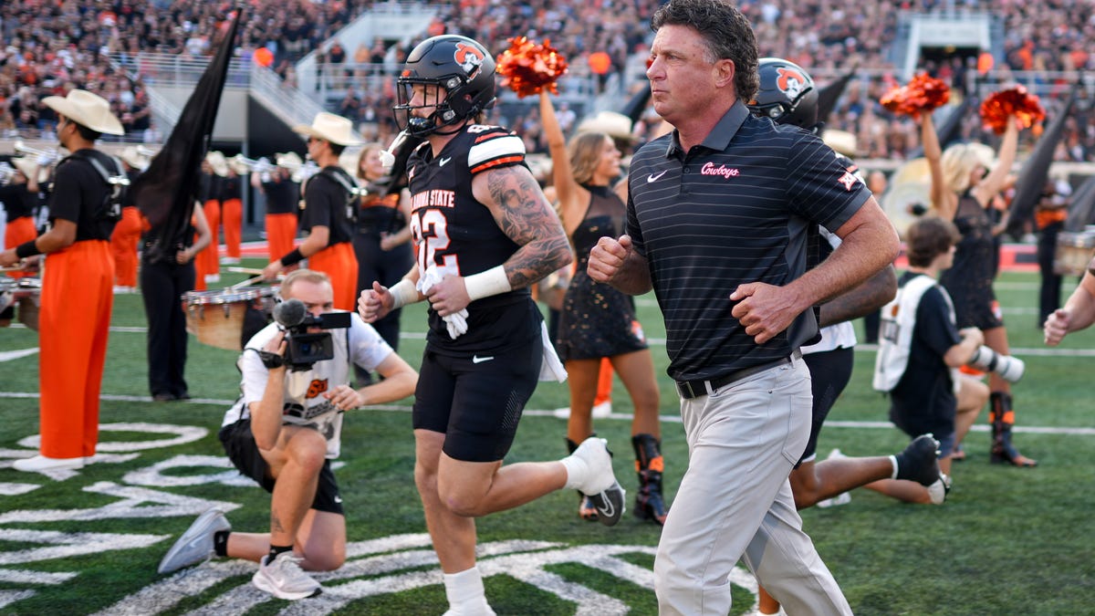 'Fire Gundy' chant breaks out as Oklahoma State loses to in-state G5 opponent Tulsa