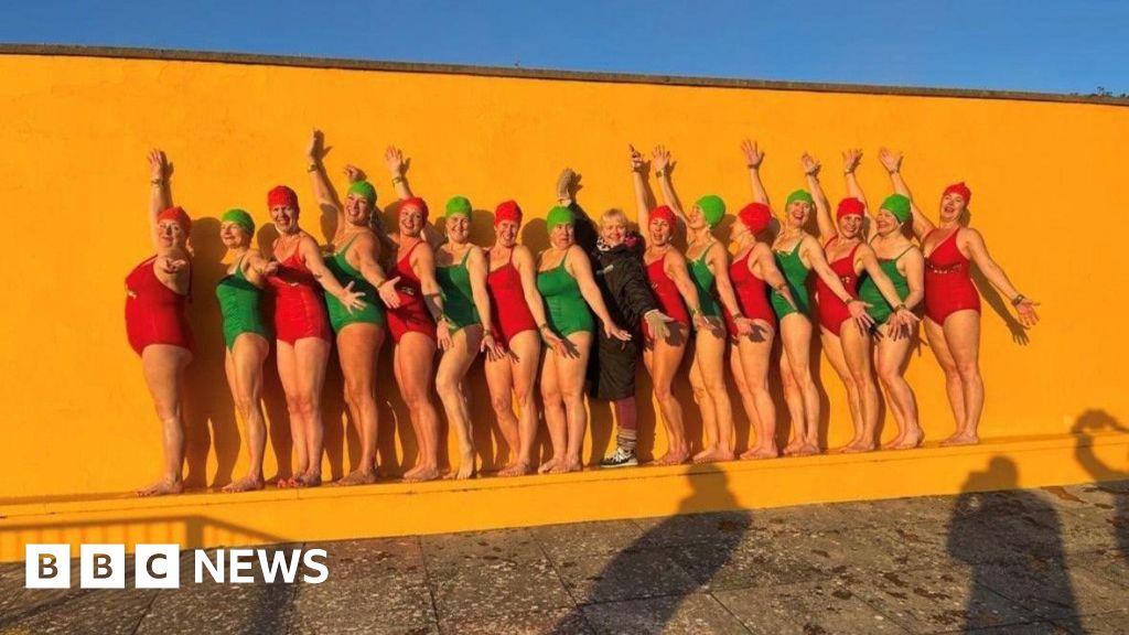 Former GB athlete 'transforms' synchronised swimmers