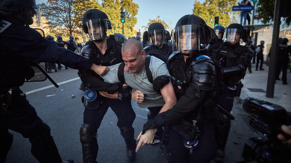 French police fire tear gas as strikes descend into chaos (VIDEO)  --  RT World News