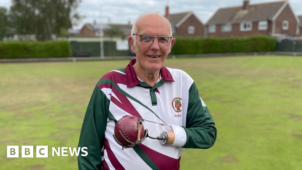 Bowler with no hands uses metal cradle to play