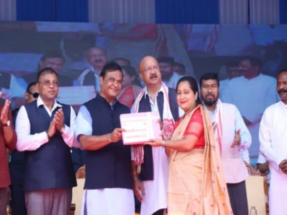 India News | Assam CM Distributes Cheques Amounting to Rs 10,000 Each to 18,370 Members of SHGs Under MMMUA | LatestLY