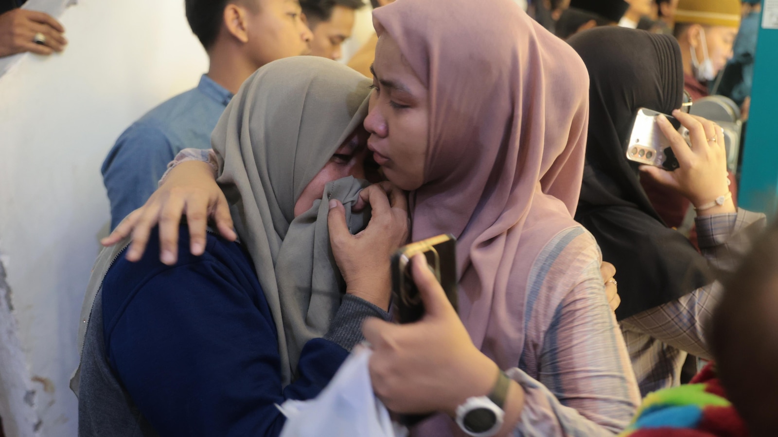 Islamic school building in Indonesia collapses on students, killing at least 1 and injuring dozens