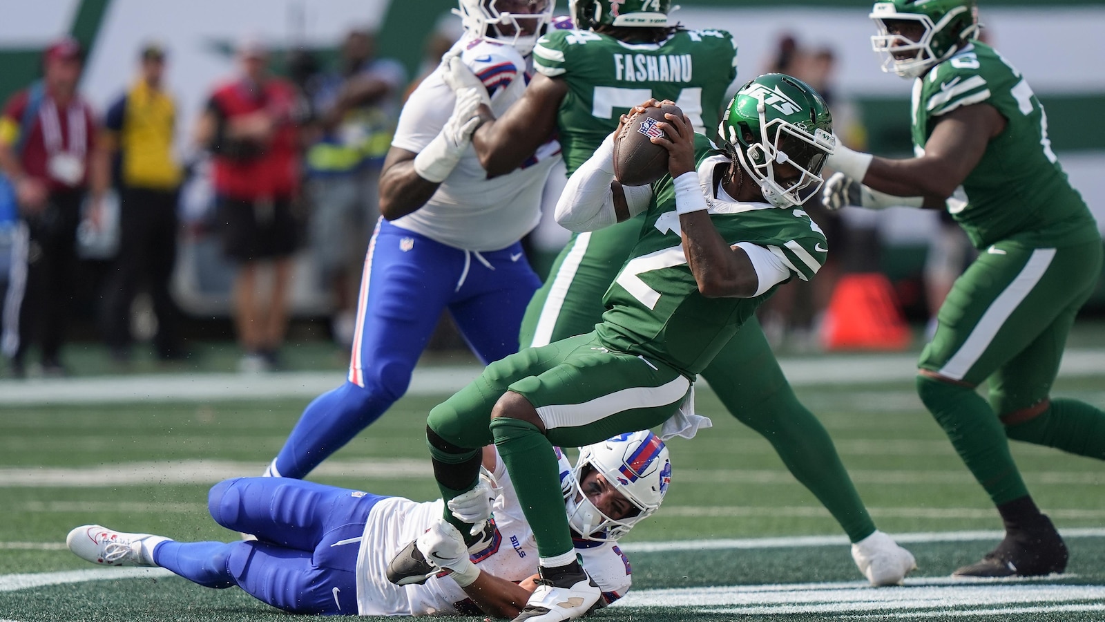 Jets' Justin Fields in concussion protocol, Tyrod Taylor could start vs. Buccaneers