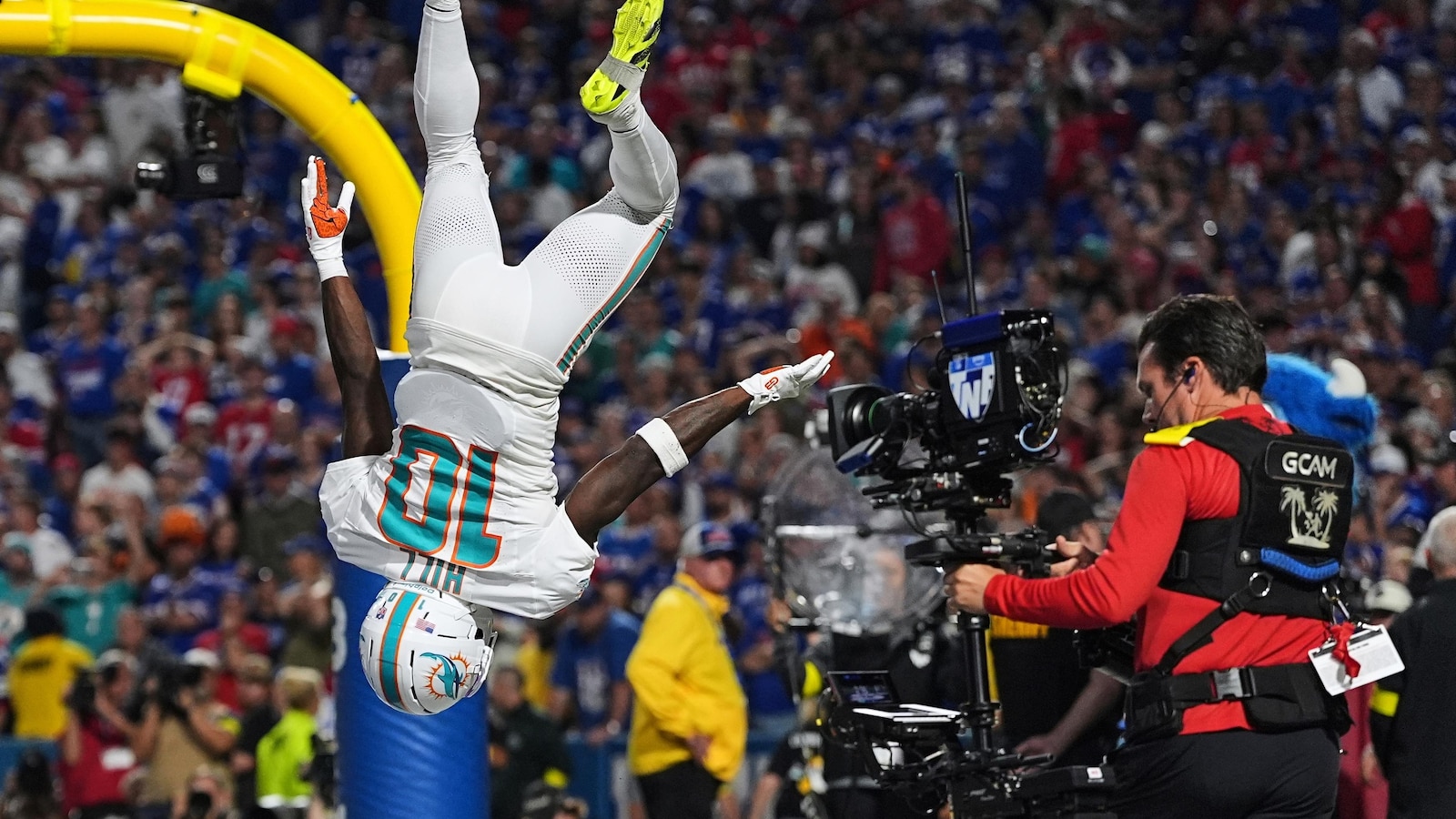 Josh Allen's 3 TD passes and Terrel Bernard's pick secure Bills' 31-21 win over spiraling Dolphins