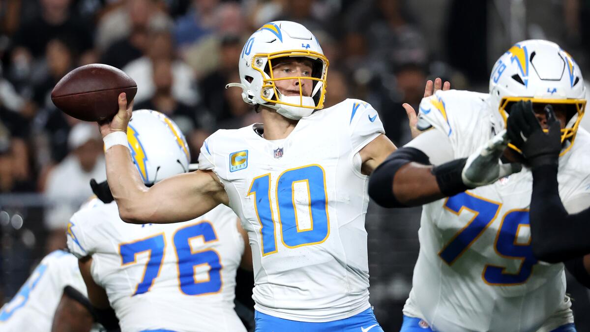 Justin Herbert picks apart the Raiders as Chargers improve to 2-0