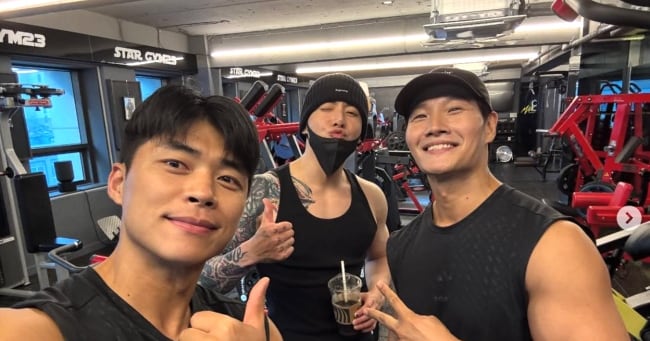 Kim Jong-kook shares 'controversial photo' with BTS's Jungkook