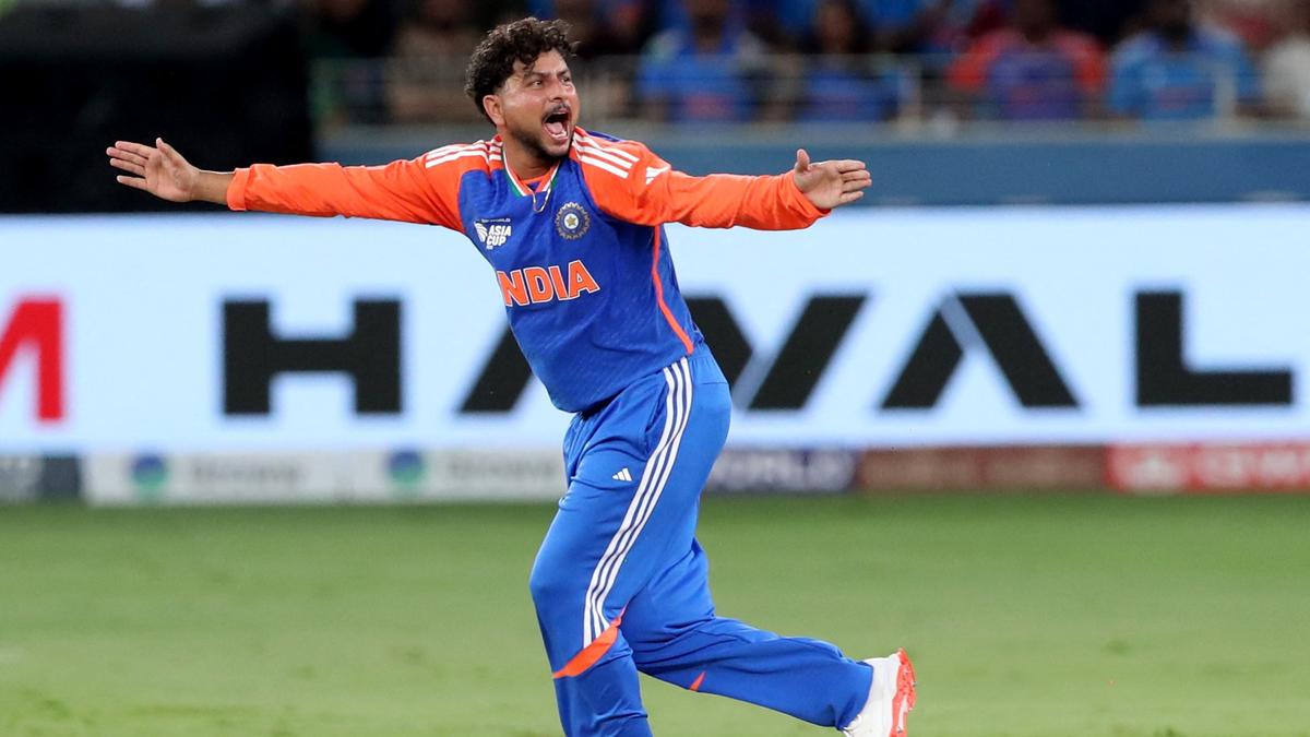 Kuldeep continues to bamboozle Pakistan batters with his mastery
