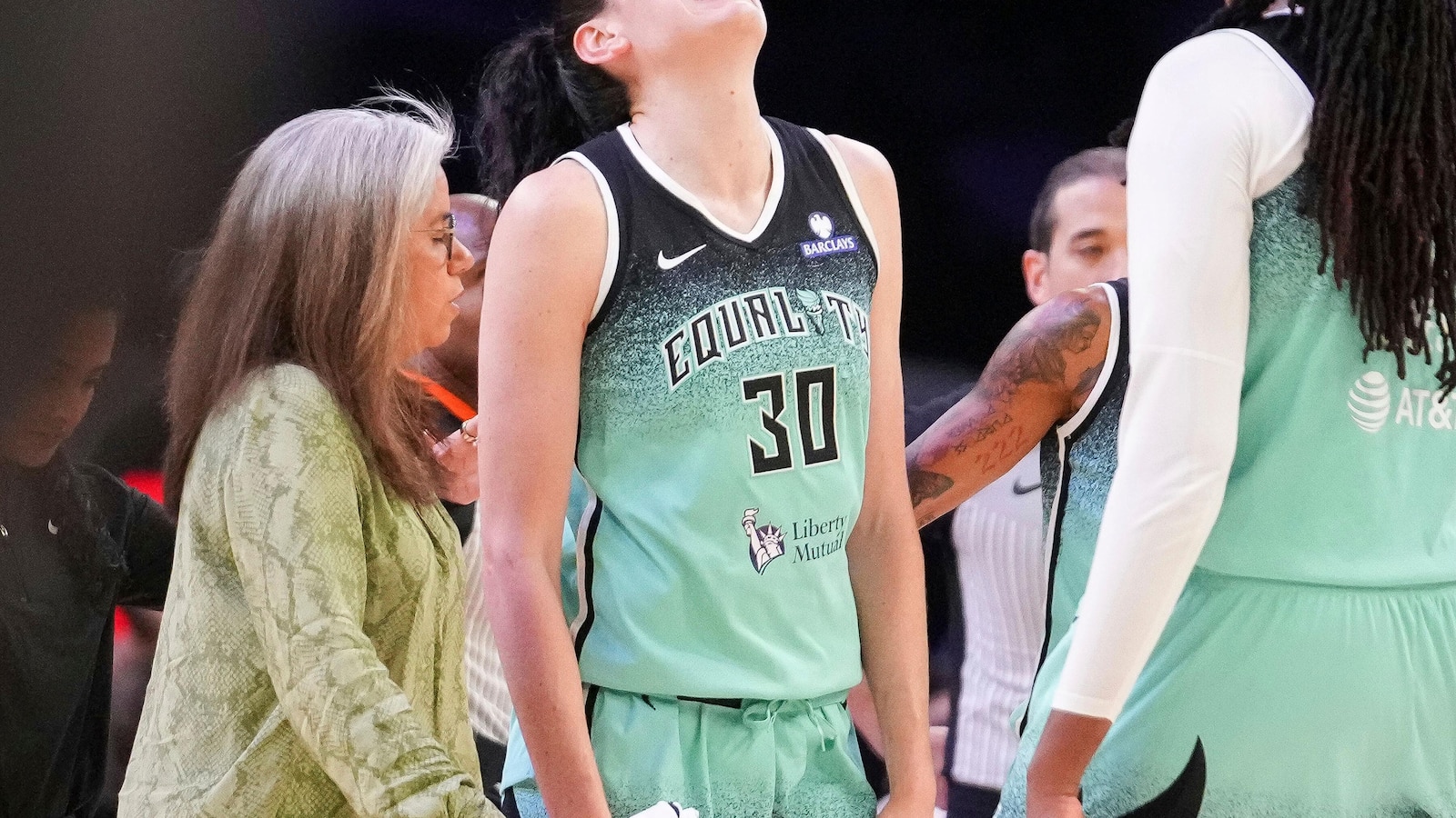 Liberty's Breanna Stewart struggles in Game 2 loss with knee injury