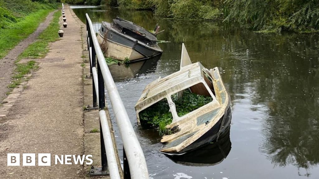 Loughborough abandoned canal boats are 'eyesores with character'