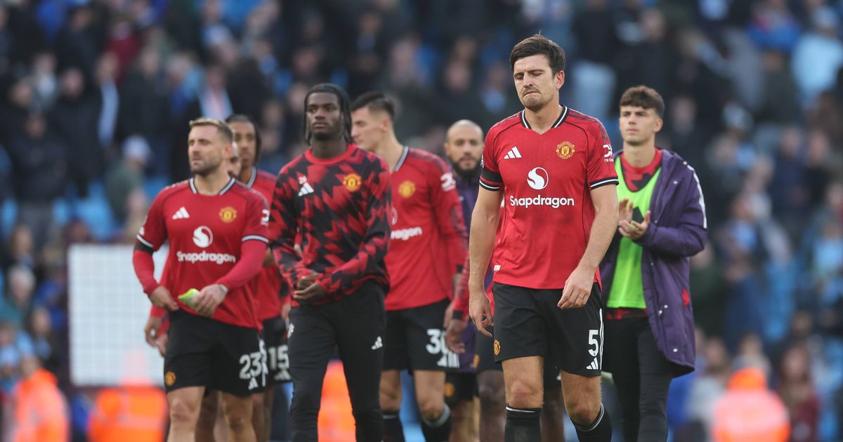Man Utd players growing 'increasingly worried' after spotting dressing room change - The Mirror