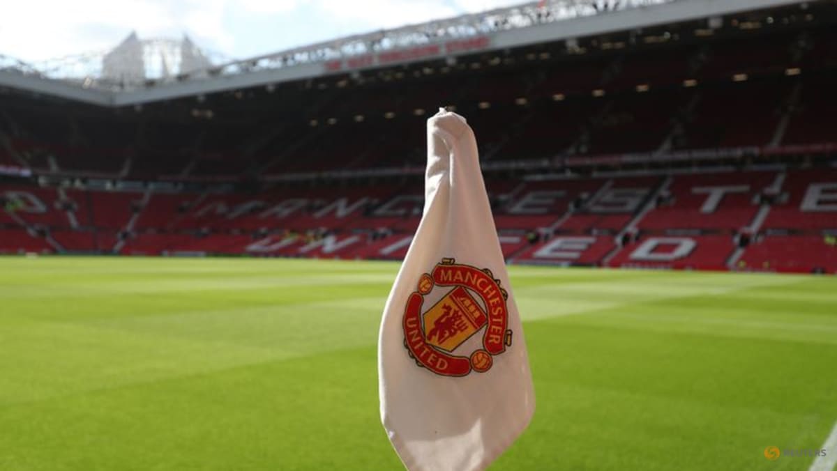 Manchester United posts sixth straight annual loss, forecasts revenue dip