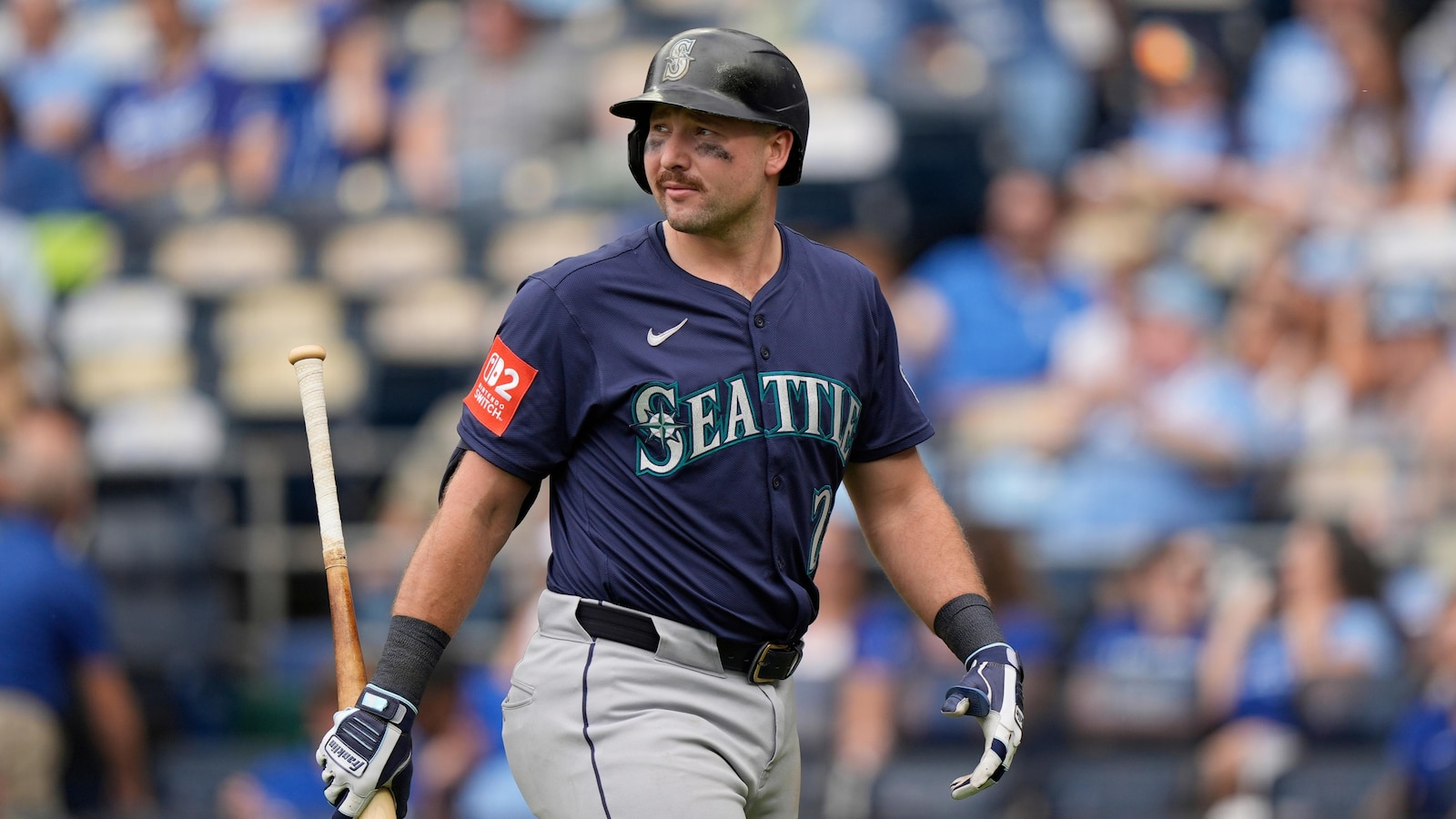 Mariners' rare challenge helps secure 2-0 win over Royals, tie Astros for first place in AL West