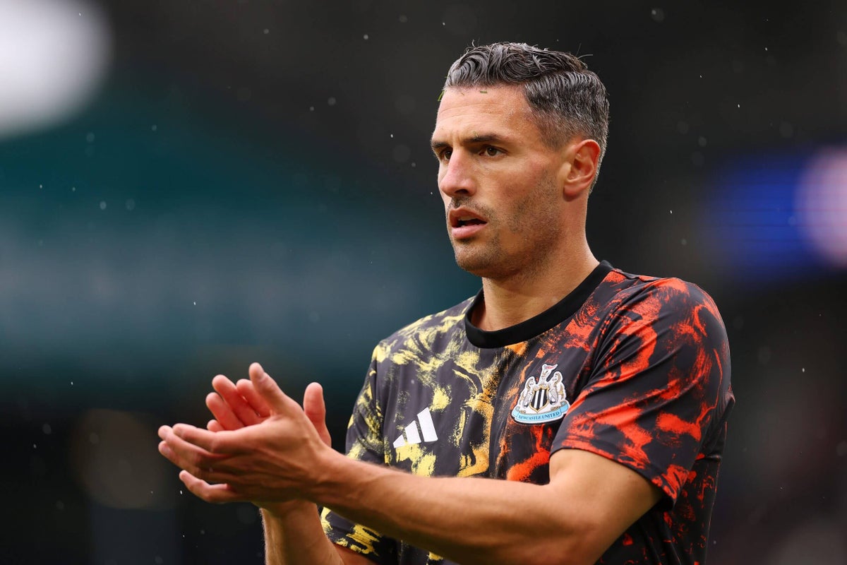 Newcastle's Fabian Schar to 'miss a few games' after sustaining head injury vs. Barcelona