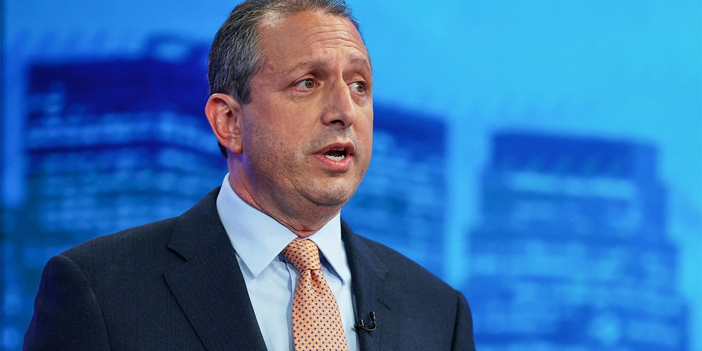 NYC comptroller tries to force way into ICE offices as security locks down federal facility