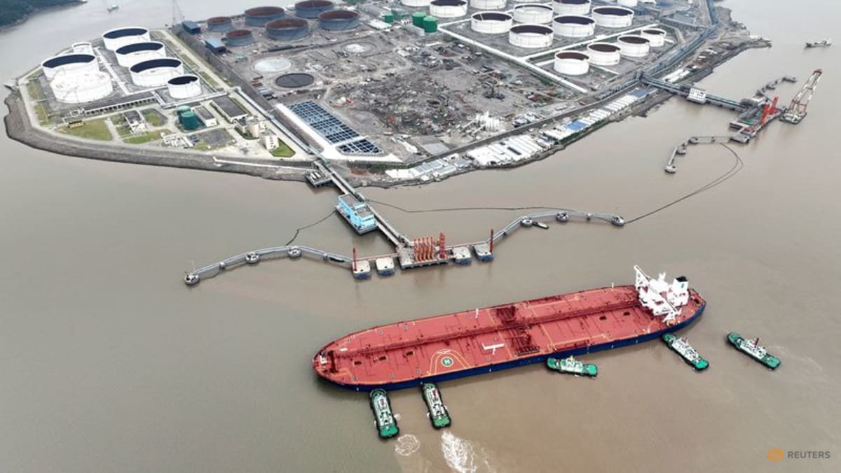 Oil edges higher as traders weigh rate cut with worries over US economy