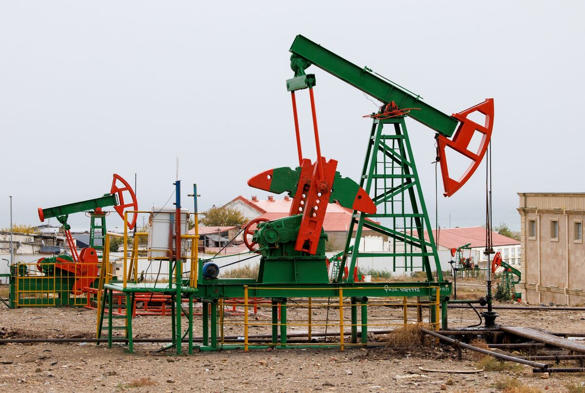 Oil Holds Gains With Focus on Further Russian Sanctions, Glut