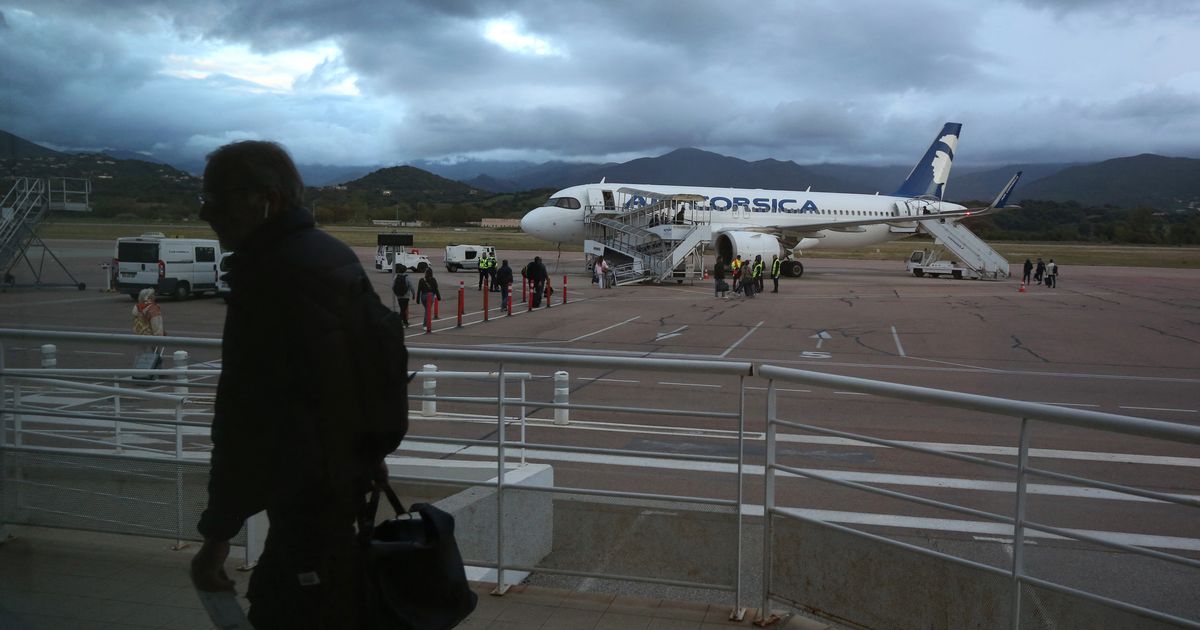 Packed passenger plane forced to circle airport after air traffic controller falls asleep - Daily Star