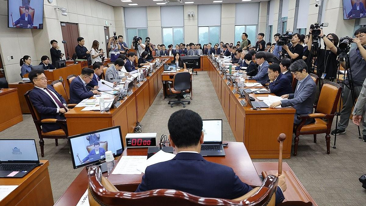 Parliamentary subcommittee passes bill that will dismantle prosecution service - The Korea Times
