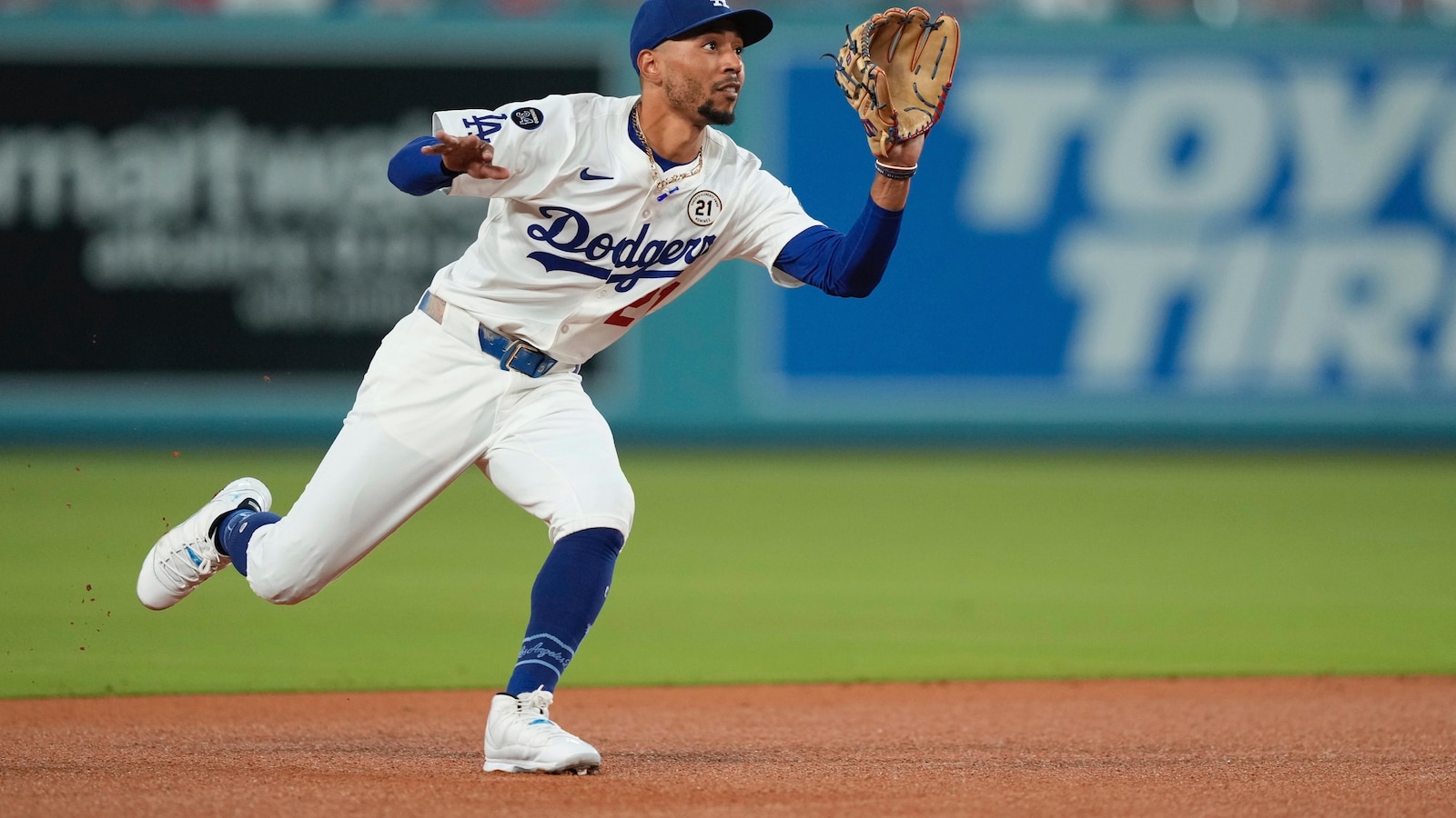 Phillies clinch NL East title in wild 10th-inning comeback against Dodgers