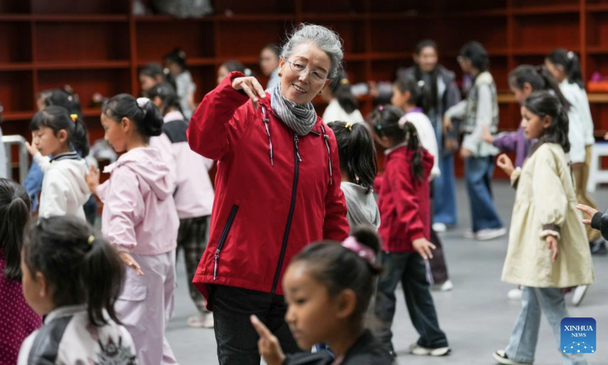 Retired artist devotes weekends to passing on Tibetan opera in Xizang