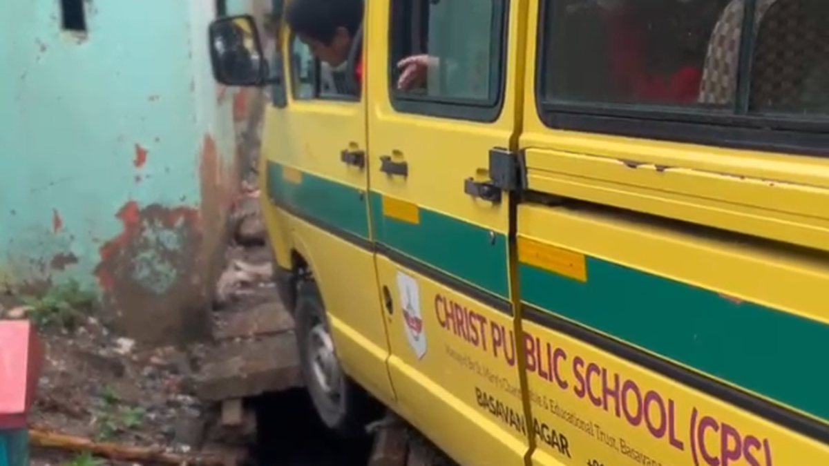 School van gets stuck on Balagere-Panathur road in Bengaluru