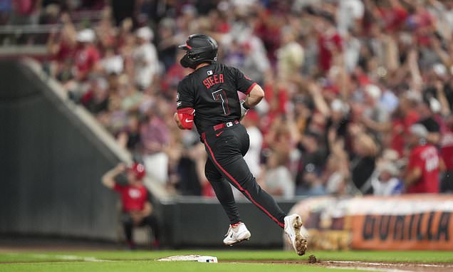 Spencer Steer hits 2 of the Reds' 5 homers in a 7-4 win over the Cubs
