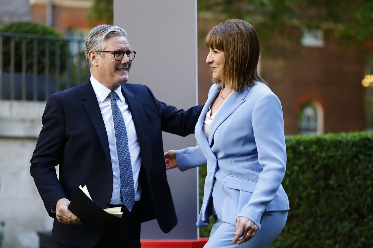 Starmer Allies Race to Avoid Budget Blowup That Speeds His Fall