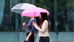 Triple typhoon brews in Pacific, bringing weekend rains to Korea