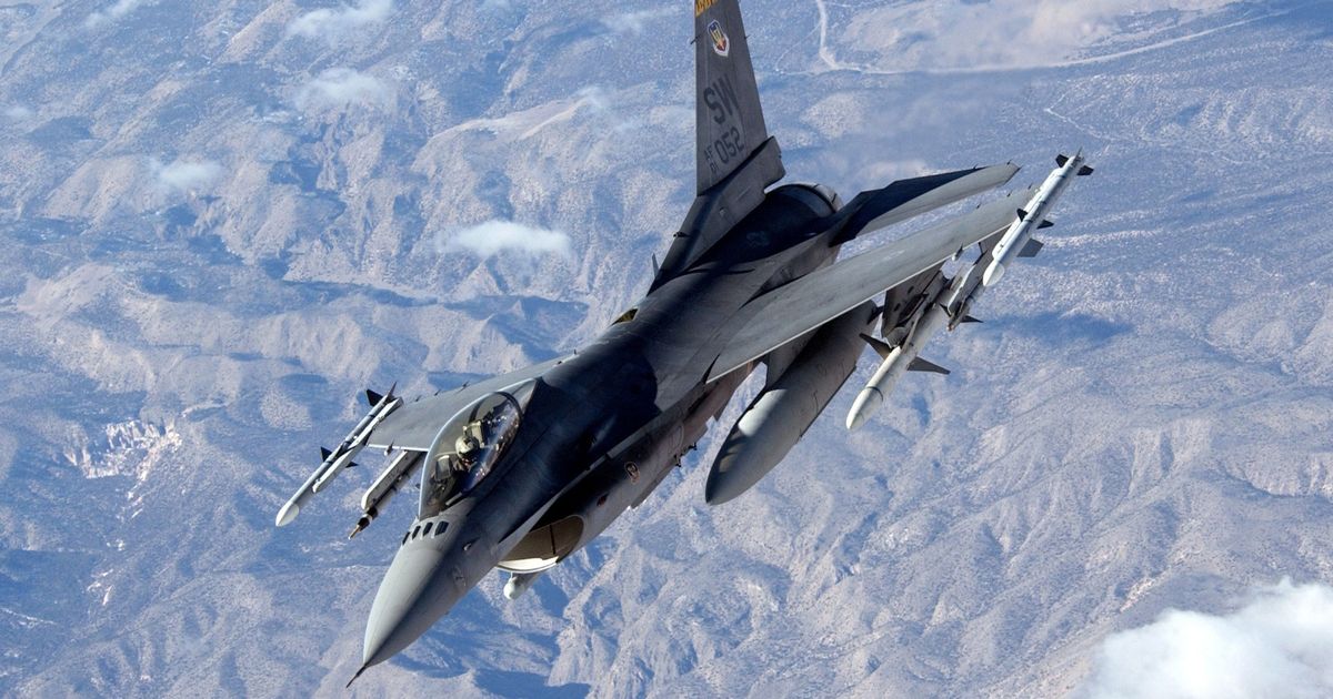 US Fighter jets scrambled as 'unauthorised aircraft' fly over Donald Trump - The Mirror