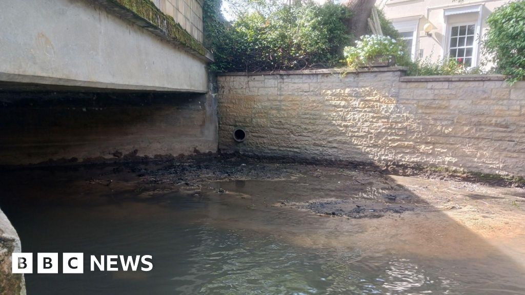 Witney bridge silt build-up removal brings river to natural level