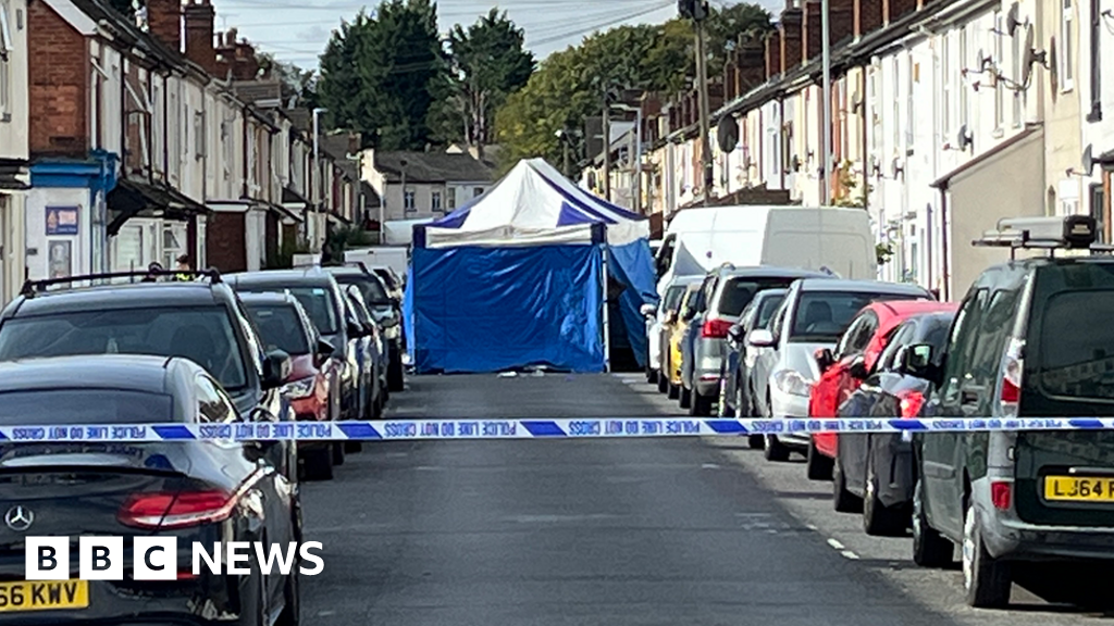 Wolverhampton murder hunt after shooting victims found in car