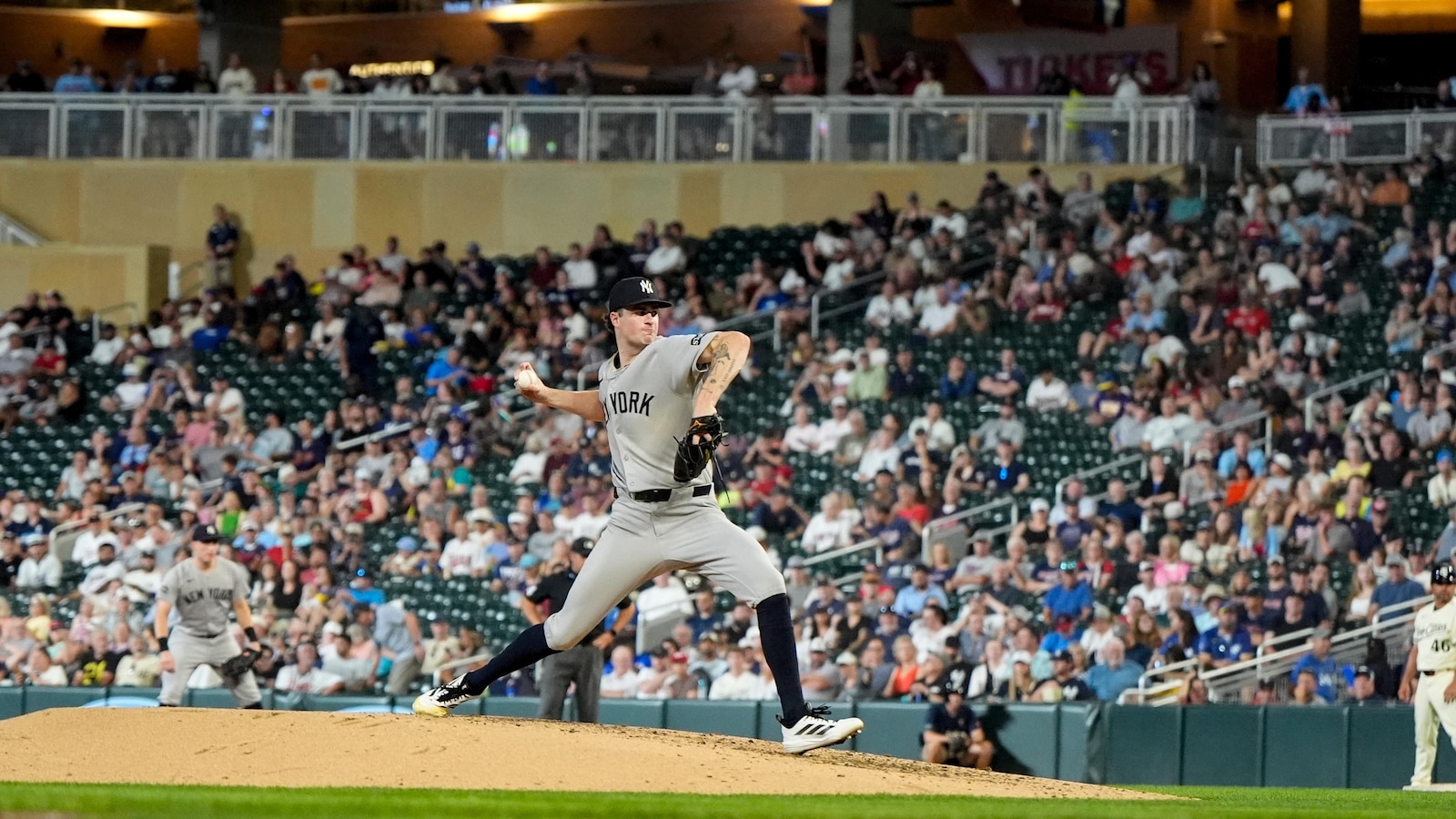 Yankees survive another bullpen meltdown, beat Twins 10-9 after nearly wasting 9-run lead