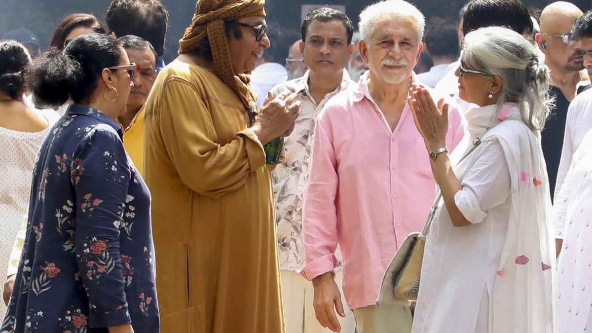 Actor Satish Shah cremated; film, TV fraternity pays emotional tributes