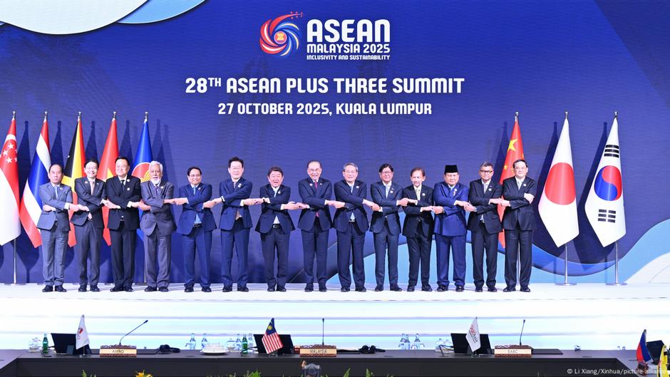 ASEAN Summit: China, ASEAN sign upgraded free trade pact
