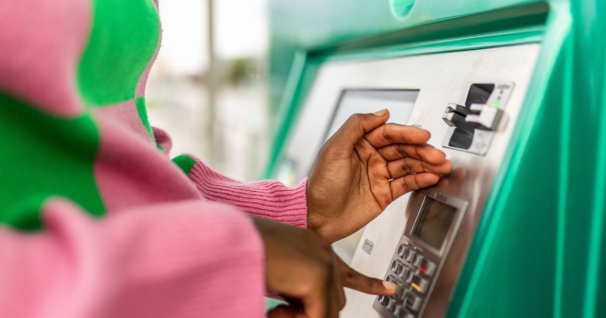 Seven banks giving customers up to £400 cash before Christmas - The Mirror