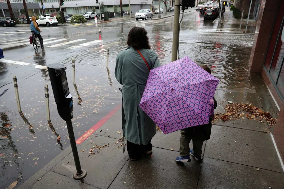 Heavy rainfall drenches Bay Area roads as flash flood alerts spread