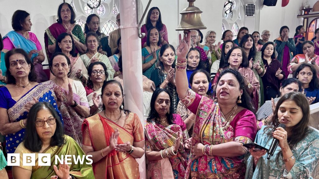 Bristol: Hundreds gather for Diwali celebrations at Hindu Temple